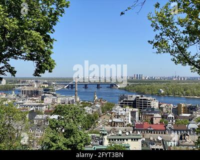 KIEW, UKRAINE - 11. Mai 2021: Blick auf das historische Podil-Viertel von Kiew, Ukraine - 11. Mai 20 Stockfoto