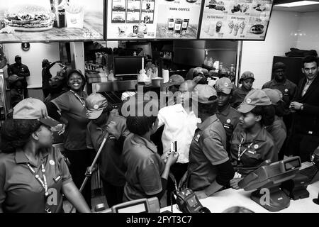 PRETORIA, SÜDAFRIKA - 06. Januar 2021: Pretoria, Südafrika - 28 2014. Juni: Mitarbeiter des Burger King Restaurants Eröffnungstag Stockfoto