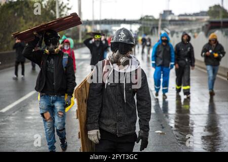 Eine Gruppe von Demonstranten aus der ersten Reihe marschiert während der Demonstration in Richtung der Konzentration.am 28. Mai, einen Monat nach Beginn des nationalen Streiks, demonstrieren die Demonstranten weiterhin auf den Straßen von Bogotá und im ganzen Land, um sich gegen die Regierungspolitik zu wehren. In der Hauptstadt fanden während des Tages mehrere Demonstrationen und Märsche statt, an denen Tausende von Menschen teilnahmen. Auf der Plaza de Los Heroes (Heros-Platz), einem der Konzentrationsstellen in Bogotá, versammelten sich mehr als 4.000 Menschen. Veranstaltungen wie Konzerte, Performances und Reden schaffen ein c Stockfoto