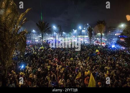 Massen von Demonstranten versammeln sich während der Demonstration.am 28. Mai, einen Monat nach Beginn des nationalen Streiks, demonstrieren die Demonstranten weiterhin auf den Straßen von Bogotá und im ganzen Land, um sich gegen die Regierungspolitik zu wehren. In der Hauptstadt fanden während des Tages mehrere Demonstrationen und Märsche statt, an denen Tausende von Menschen teilnahmen. Auf der Plaza de Los Heroes (Heros-Platz), einem der Konzentrationsstellen in Bogotá, versammelten sich mehr als 4.000 Menschen. Veranstaltungen wie Konzerte, Performances und Reden schaffen bis zum Abend ein kulturelles und künstlerisches Ambiente. Stockfoto