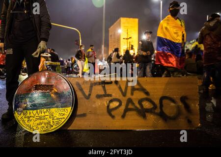 Ein Teil der Barrikaden aus der ersten Reihe mit der Botschaft "der Streik ist hoch" während der Demonstration.am 28. Mai, einen Monat nach Beginn des nationalen Streiks, demonstrieren Demonstranten weiterhin auf den Straßen von Bogotá und im ganzen Land, um sich der Regierungspolitik zu widersetzen. In der Hauptstadt fanden während des Tages mehrere Demonstrationen und Märsche statt, an denen Tausende von Menschen teilnahmen. Auf der Plaza de Los Heroes (Heros-Platz), einem der Konzentrationsstellen in Bogotá, versammelten sich mehr als 4.000 Menschen. Veranstaltungen wie Konzerte, Performances und Reden crea Stockfoto