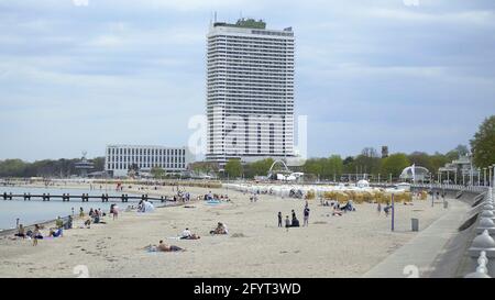 Berühmter Strand von Travemunde an der Ostsee - STADT LÜBECK, DEUTSCHLAND - 11. MAI 2021 Stockfoto