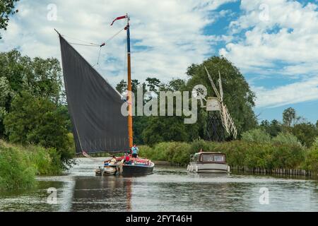 Segelboot auf dem Fluss Ant und Boardman's Mill, in der Nähe von Ludham, Norfolk, England Stockfoto