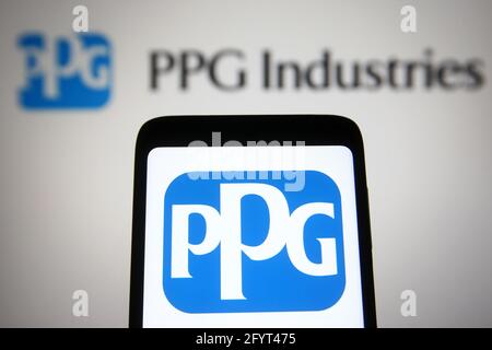 Ukraine. Mai 2021. In dieser Abbildung sehen Sie das PPG Industries-Logo auf einem Smartphone und einen pc-Bildschirm im Hintergrund. (Foto von Pavlo Gonchar/SOPA Images/Sipa USA) Quelle: SIPA USA/Alamy Live News Stockfoto