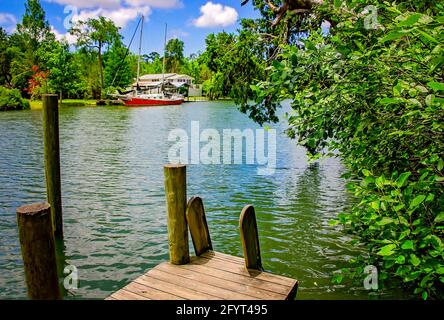 Ein Pier blickt auf den Magnolia River bei Magnolia Landing, 27. Mai 2021, in Magnolia Springs, Alabama. Stockfoto