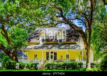 Magnolia Springs Bed & Breakfast wird am 27. Mai 2021 in Magnolia Springs, Alabama, abgebildet. Das viktorianische Haus, erbaut 1897, ist ein Wahrzeichen von Alabama. Stockfoto