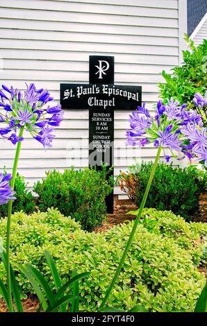 Ein Kreuz steht vor der St. Paul’s Episcopal Church, 27. Mai 2021, in Magnolia Springs, Alabama. Die Kirche wurde 1902 erbaut. Stockfoto