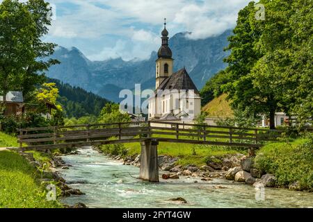 St. Sebastians Kirche und River Tal, Ramsau bei Berchtesgaden, Deutschland Stockfoto