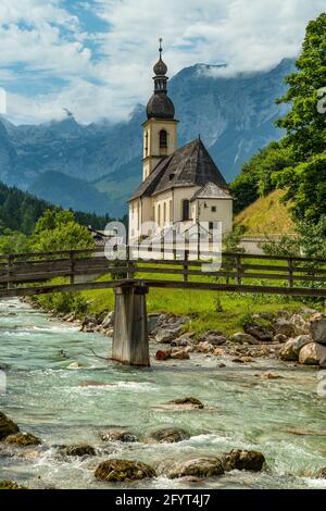 St. Sebastians Kirche und River Tal, Ramsau bei Berchtesgaden, Deutschland Stockfoto