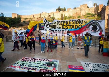 Malaga, Spanien. Mai 2021. Kolumbianische Demonstranten werden bei einem Protest auf der Alcazabilla-Straße mit Fahnen schwenken gesehen.nach einem Monat der Proteste nach dem sozialen Ausbruch in Kolumbien, Dutzende von Kolumbianern, die in Malaga leben, zeigen erneut ihre Solidarität mit der kolumbianischen Bevölkerung und gegen die Gewalt der Regierung von Präsident Iván Duque. Kredit: SOPA Images Limited/Alamy Live Nachrichten Stockfoto