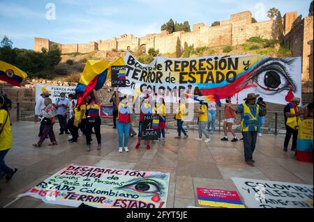 Malaga, Spanien. Mai 2021. Kolumbianische Demonstranten werden bei einem Protest auf der Alcazabilla-Straße mit Fahnen schwenken gesehen.nach einem Monat der Proteste nach dem sozialen Ausbruch in Kolumbien, Dutzende von Kolumbianern, die in Malaga leben, zeigen erneut ihre Solidarität mit der kolumbianischen Bevölkerung und gegen die Gewalt der Regierung von Präsident Iván Duque. (Foto von Jesus Merida/SOPA Images/Sipa USA) Quelle: SIPA USA/Alamy Live News Stockfoto