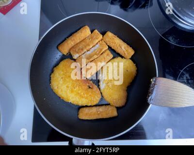 Leckeres veganes Schnitzel in einer Pfanne Stockfoto