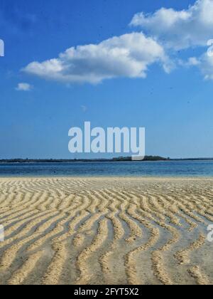 LOMBOK, INDONESIEN - 03. Nov 2017: Welliger Sand Rosa Strand in lombok indonesien Stockfoto