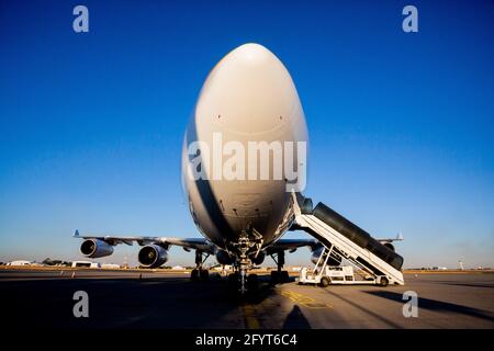 Johannesburg, Südafrika. Mai 2021. Der Airbus A340 „Konrad Adenauer“ der deutschen Luftwaffe wartet auf den Abflug des Bundesgesundheitsministers Spahn am Flughafen O. R. Tambo. Auf Ersuchen von Bundeskanzlerin Merkel reiste Spahn parallel zum Staatsbesuch des französischen Präsidenten Macron nach Südafrika, um gemeinsam mit Frankreich die Etablierung der eigenen Impfstoffproduktion in Afrika zu unterstützen. Quelle: Christoph Soeder/dpa/Alamy Live News Stockfoto