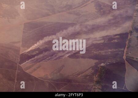 Johannesburg, Südafrika. Mai 2021. In der Nähe von Johannesburg brennen Brände. Quelle: Christoph Soeder/dpa/Alamy Live News Stockfoto