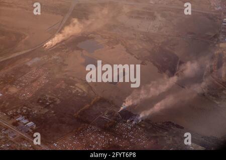 Johannesburg, Südafrika. Mai 2021. In der Nähe von Johannesburg brennen Brände. Quelle: Christoph Soeder/dpa/Alamy Live News Stockfoto