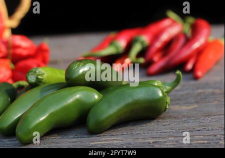 Jalapeno und Cayenne Peppers auf dem lokalen Bauernmarkt Stockfoto
