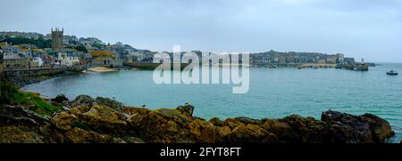 Panoramablick auf den Hafen und die Stadt St. Ives, Cornwall, England, Großbritannien Stockfoto
