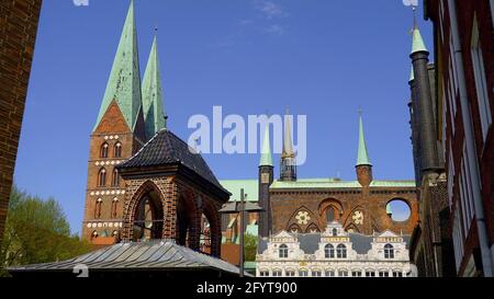 Schöne historische Gebäude im Stadtzentrum von Lübeck - Rathaus Stockfoto