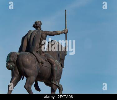 Das berühmte Denkmal des Zaren Kaloyan gegen den blauen Himmel Stockfoto