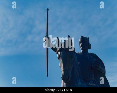 Das berühmte Denkmal des Zaren Kaloyan gegen den blauen Himmel Stockfoto