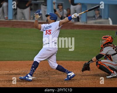 Los Angeels, Usa. Mai 2021. Der erste Baseman von Los Angeles Dodgers, Albert Pujols, trifft beim achten Ausgehen vor dem Reliever Jose Alvarez von San Francisco Giants auf einen zweiläufigen Homer. Die Dodgers verloren 11-6 gegen die Giants und gingen in NL West auf den dritten Platz. Foto von Jim Ruymen/UPI Credit: UPI/Alamy Live News Stockfoto