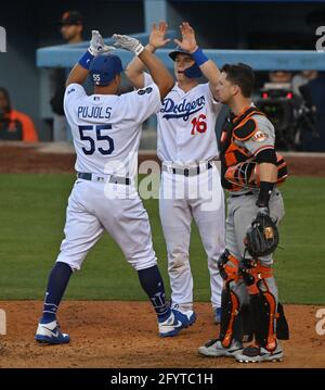 Los Angeels, Usa. Mai 2021. Los Angeles Dodgers' erster Baseman Albert Pujols feiert mit Cather will Smith, nachdem er beim achten Inning vor dem Reliever Jose Alvarez von San Francisco Giants einen zweiläufigen Homer getroffen hat. Die Dodgers verloren 11-6 gegen die Giants und gingen in NL West auf den dritten Platz. Foto von Jim Ruymen/UPI Credit: UPI/Alamy Live News Stockfoto