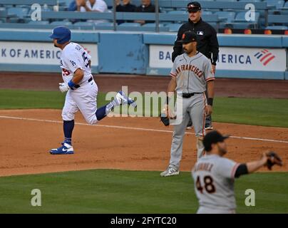 Los Angeels, Usa. Mai 2021. Los Angeles Dodgers' erster Baseman Albert Pujols rundet die Basen, nachdem er während des achten Innings vor dem Reliever Jose Alvarez von San Francisco Giants (48) einen zweiläufigen Homer getroffen hatte. Die Dodgers verloren 11-6 gegen die Giants und gingen in NL West auf den dritten Platz. Foto von Jim Ruymen/UPI Credit: UPI/Alamy Live News Stockfoto