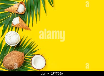 Kokoseis auf gelbem Hintergrund. Draufsicht, Kopierbereich. Stockfoto