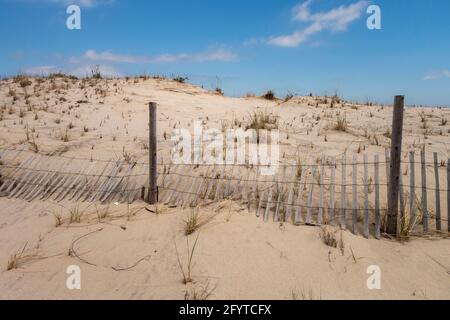 Zaun am Strand mit grasbewachsenen Sanddünen Stockfoto