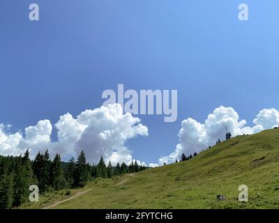 Eine malerische Aussicht auf eine riesige Berglandschaft unter einem wolkiger Himmel Stockfoto