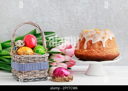 Korb mit Ostereiern und traditionellem Kuchen. Festliche Zeit Stockfoto