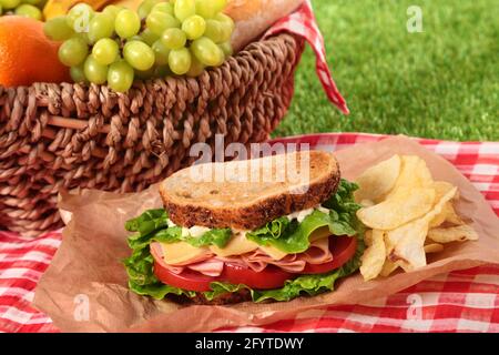 Sommer Picknick Korb gerösteter Schinken und Käse Sandwich Stockfoto