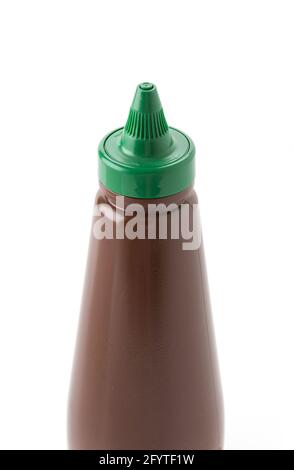 Eine Flasche Grillsoße auf Weiß Stockfoto