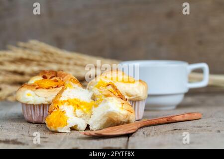 Muffin goldene Fäden mit Holz Gabel und schwarzen Kaffee am Holztisch. Thai Dessert nennen Foi Thong. Stockfoto