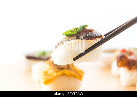 Gebratener Mackerel mit Shrimp Paste Sauce Sushi - Fusion Food Stockfoto