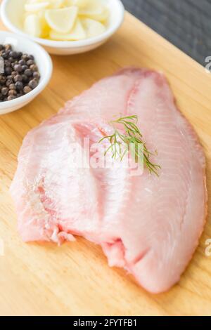 Tilapia roh auf Holzbrett Stockfoto