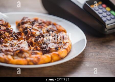 Leckere italienische Pizza serviert auf Holztisch Stockfoto