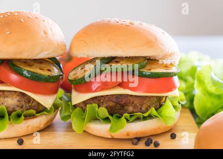 burger auf Holzplatte: Amerikanische Küche Stockfoto
