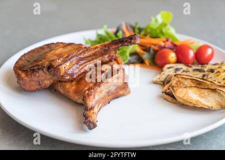 Schweinekotelett Steak auf dem Tisch Stockfoto
