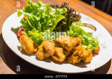 Frittiertes Huhn (Karaage) mit Salat Stockfoto