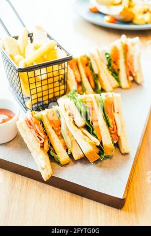 Sandwich mit Hühnerfleisch und Gemüse mit Pommes Frites zum Frühstück Stockfoto