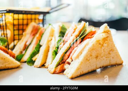 Sandwich mit Hühnerfleisch und Gemüse mit Pommes Frites zum Frühstück Stockfoto