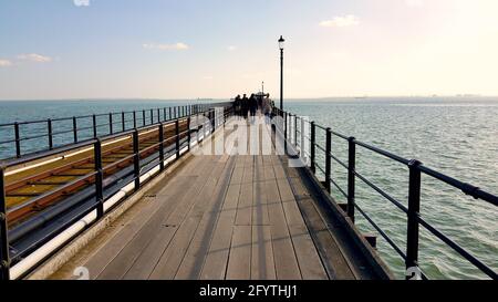 Southend-on-Sea, Großbritannien - 15. März 2019: Spaziergang entlang des Pier bei Southend on Sea Stockfoto