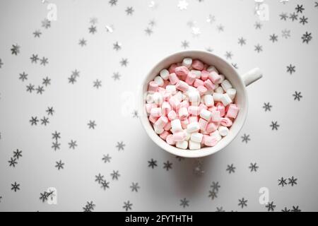 Große weiße Tasse mit Marshallows Draufsicht. Stockfoto