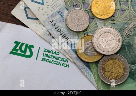 Brief von ZUS (Zaklad Ubezpieczen Spolecznych) - Polnische Sozialversicherungsgesellschaft und polnisches Geld Stockfoto