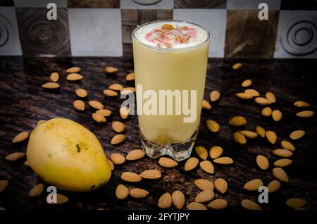 Sommergenuss – Mango Almond Shake Stockfoto