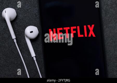 Krakau, Polen - 07. Oktober 2020: Netflix-Anwendungsschild auf dem Smartphone-Bildschirm. Netflix ist ein berühmter Anbieter von Internet-Streaming-Dienst für Stockfoto