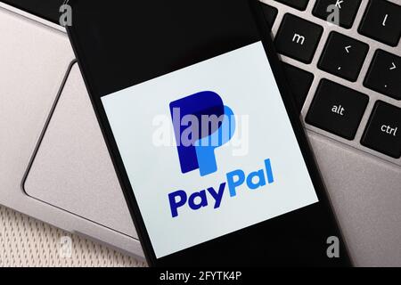 Krakau, Polen - 16. Oktober 2020: PayPal-Zeichen auf dem Smartphone-Bildschirm. PayPal ist ein Online-Zahlungssystem für elektronische Finanzen. Stockfoto