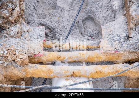 Die Fernwärmerohre wurden in schwarzen Kunststoffrohren verlegt Baustelle Stockfoto